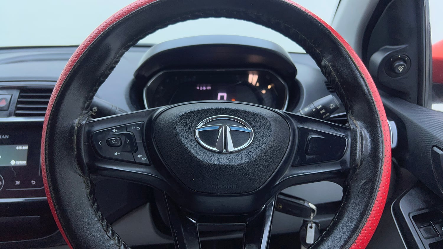 Used 2021 Tata Tiago XT Petrol Manual top_features Steering mounted controls