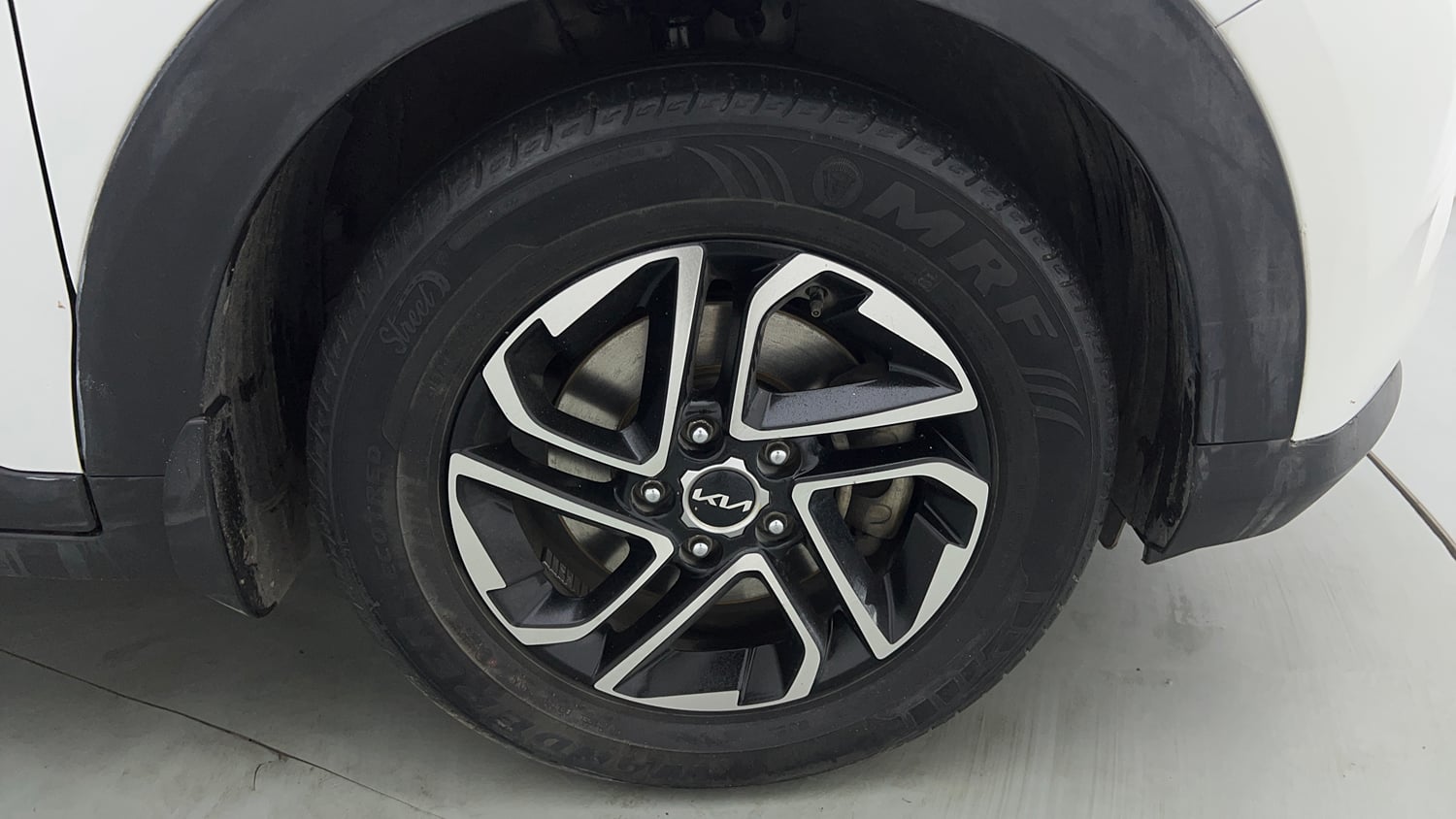 Used 2022 Kia Carens Luxury Plus 1.4 Petrol 7 STR Petrol Manual tyres RIGHT FRONT TYRE RIM VIEW