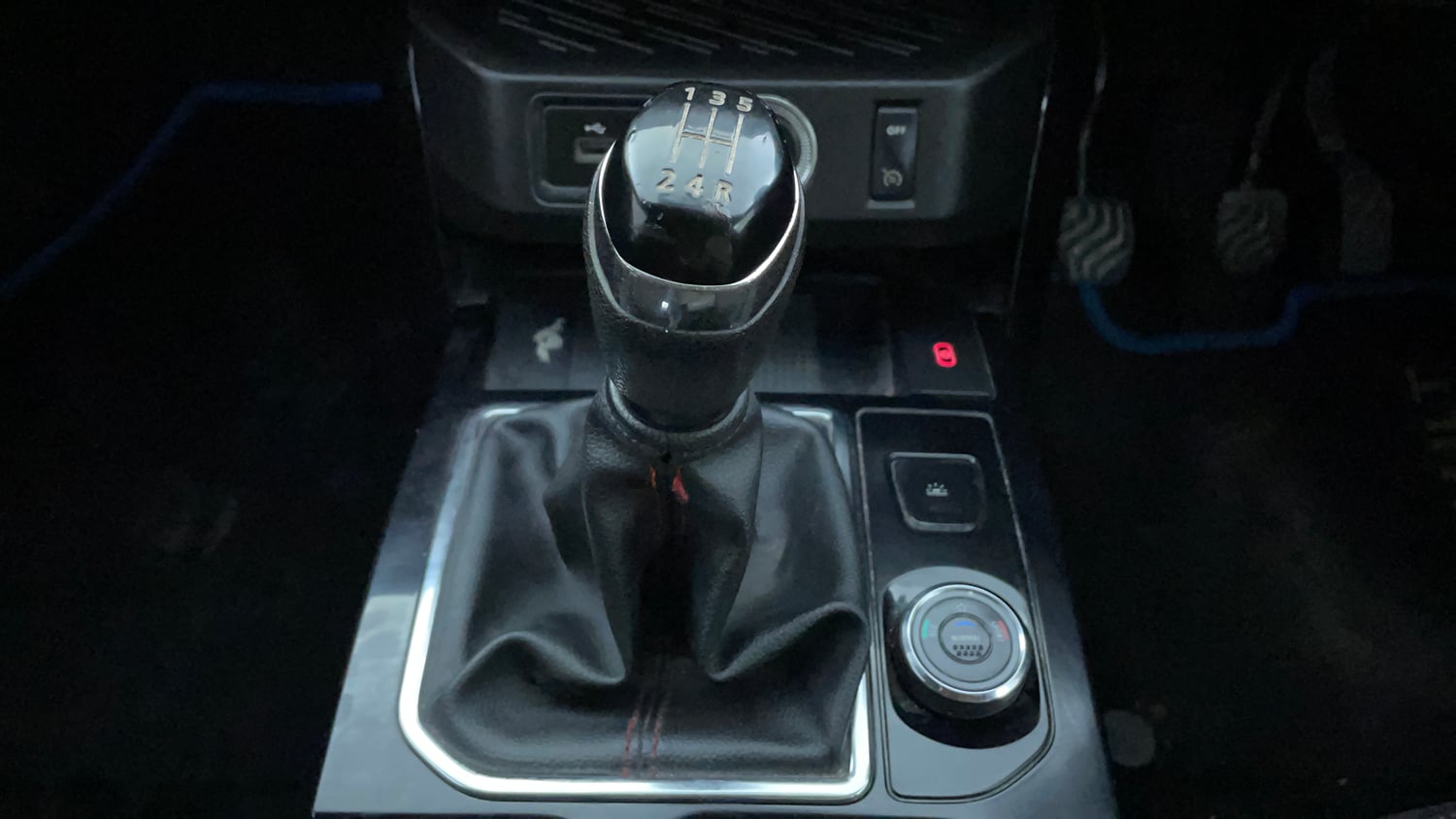 Used 2022 Renault Kiger RXZ 1.0 Turbo MT Dual Tone Petrol Manual interior GEAR  KNOB VIEW