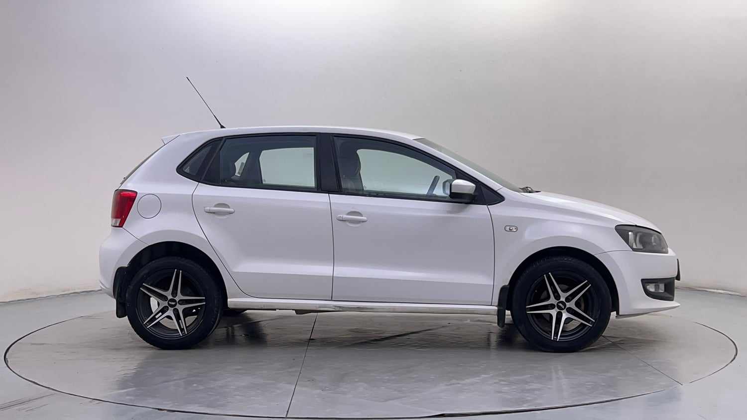 Used 2013 Volkswagen Polo Highline1.2L (P) Petrol Manual exterior RIGHT SIDE VIEW