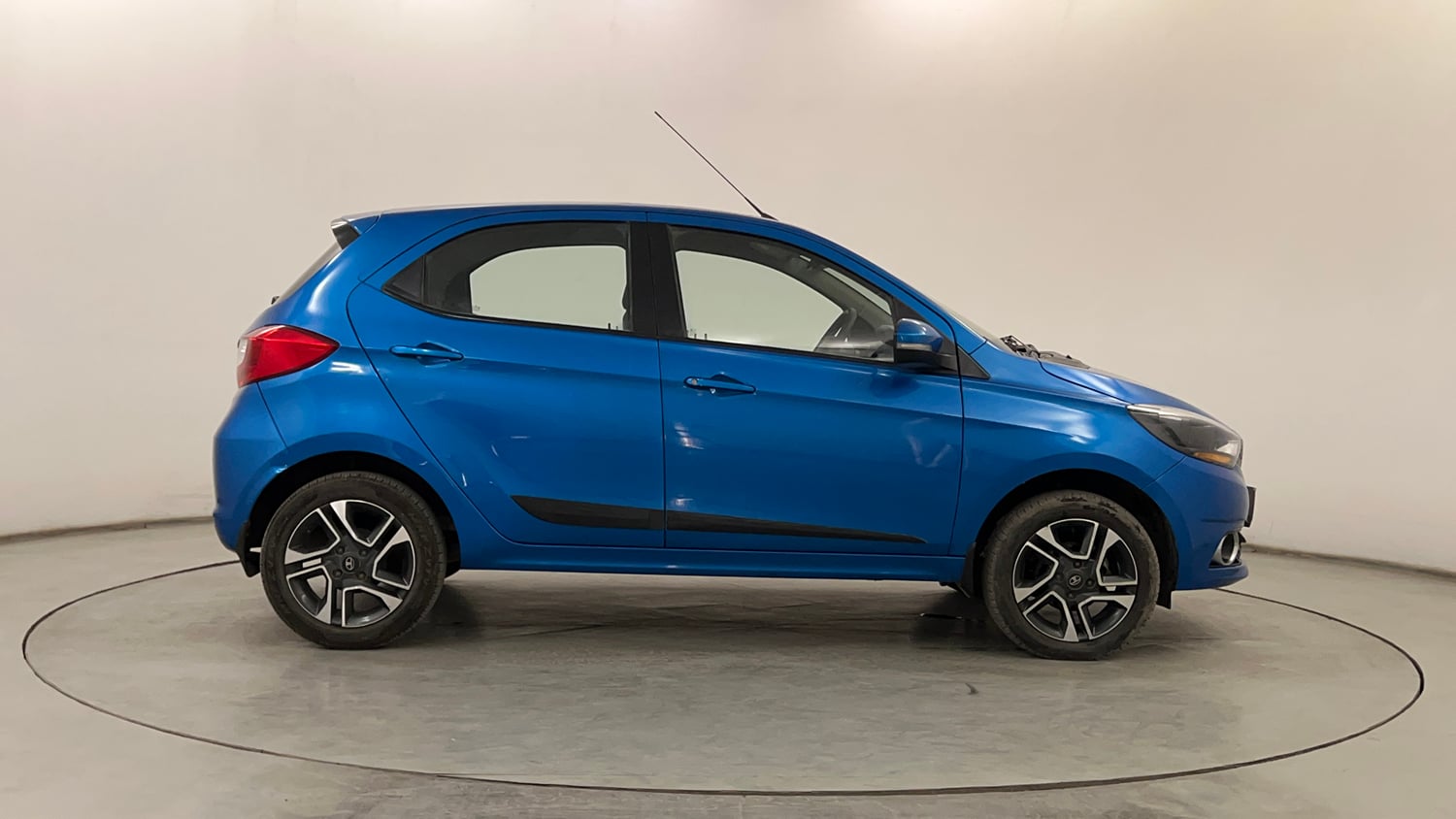 Used 2019 Tata Tiago Revotron XZ Plus Petrol Manual exterior RIGHT SIDE VIEW