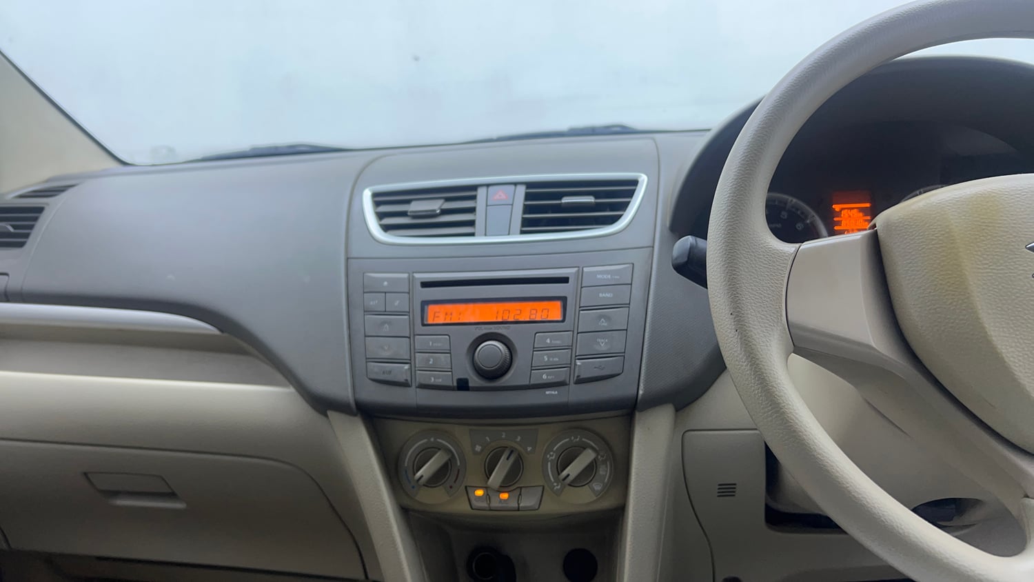 Used 2013 Maruti Suzuki Ertiga Vxi Petrol Manual interior MUSIC SYSTEM & AC CONTROL VIEW