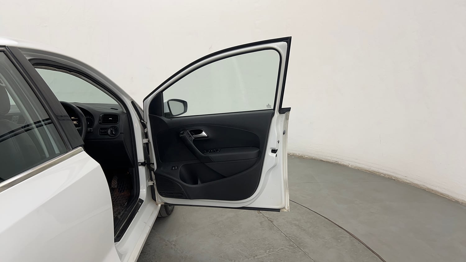 Used 2015 Volkswagen Vento Comfortline Petrol Petrol Manual interior RIGHT FRONT DOOR OPEN VIEW