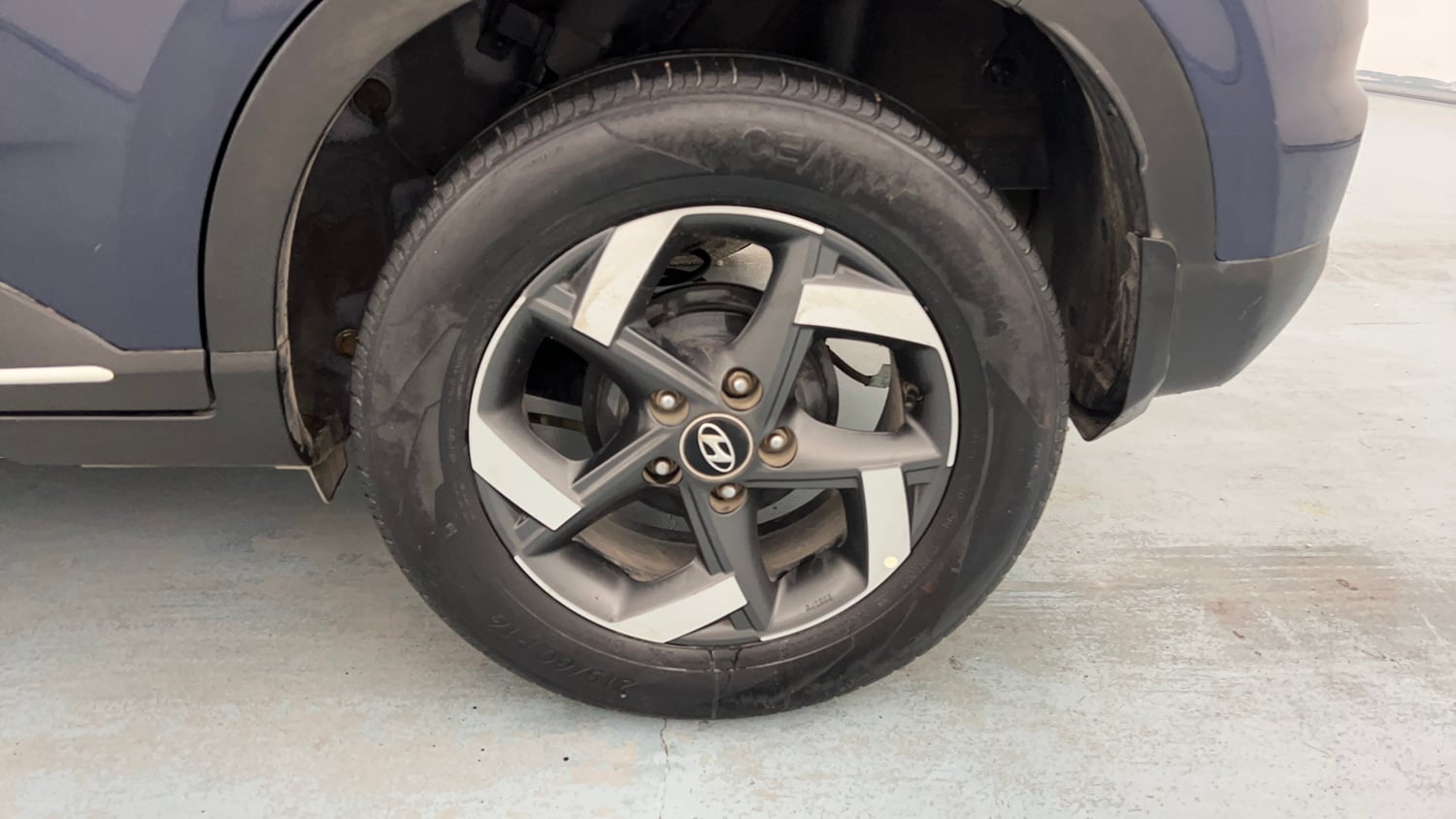 Used 2020 Hyundai Venue SX 1.4 CRDi Dual Tone Diesel Manual tyres LEFT REAR TYRE RIM VIEW