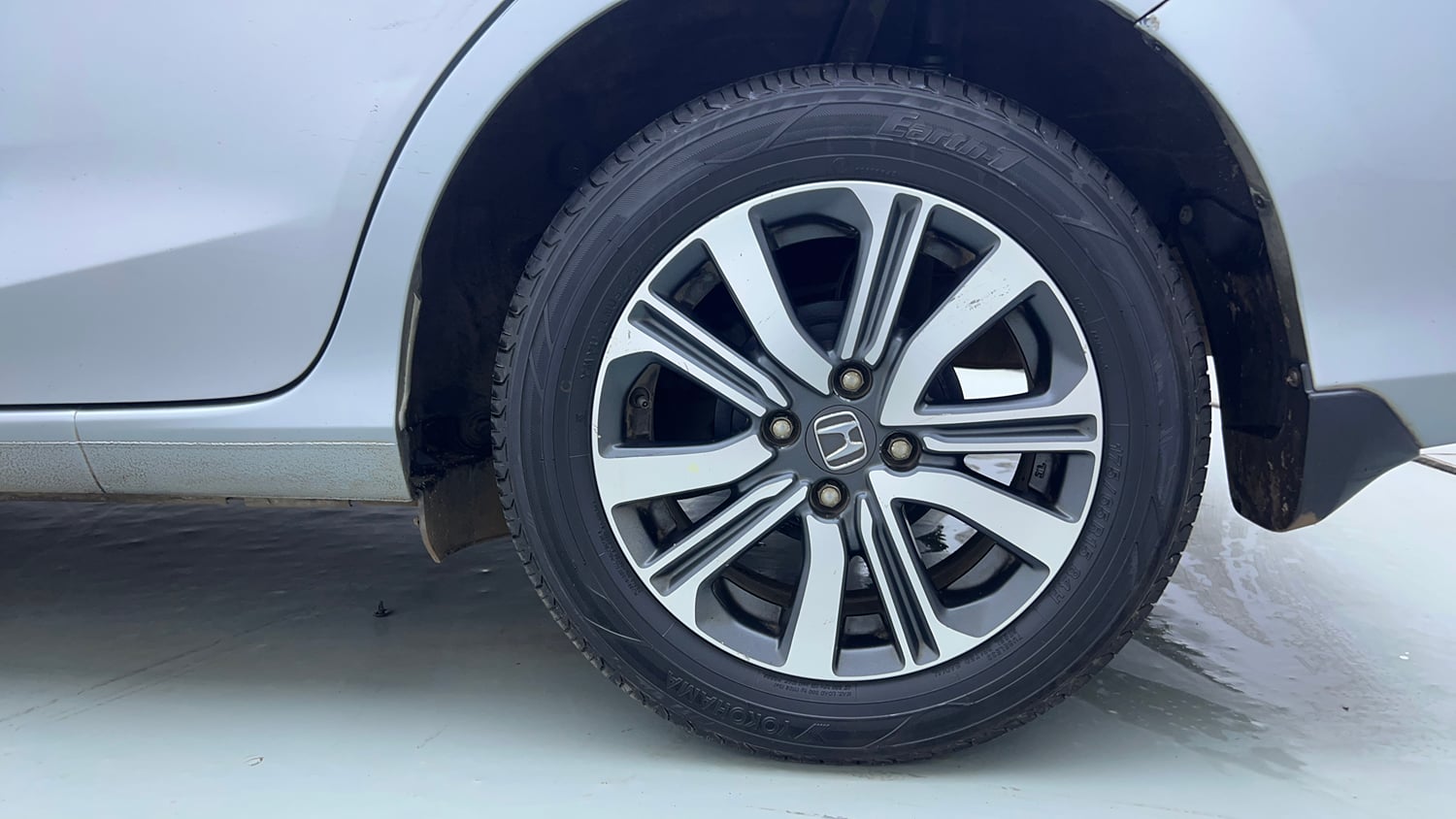 Used 2022 Honda Amaze VX CVT 1.2 Petrol Petrol Automatic tyres LEFT REAR TYRE RIM VIEW