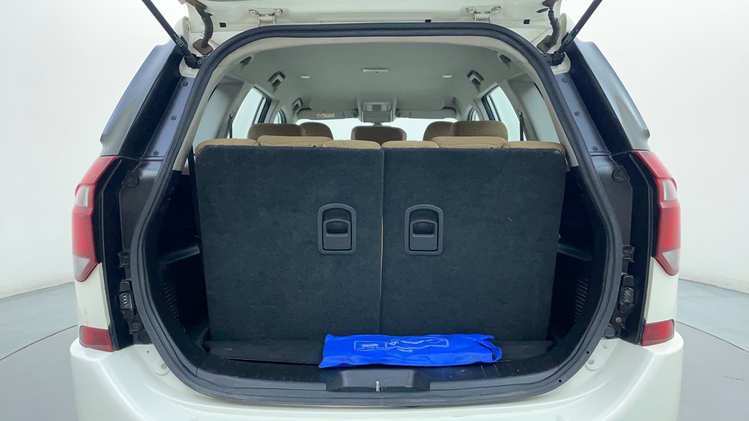 Used 2018 Mahindra XUV500 W7 Diesel Manual interior DICKY INSIDE VIEW