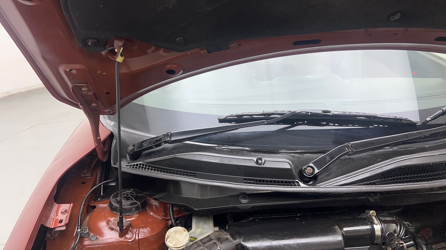 Used 2017 Maruti Suzuki Dzire VXi Petrol Manual engine ENGINE RIGHT SIDE HINGE & APRON VIEW