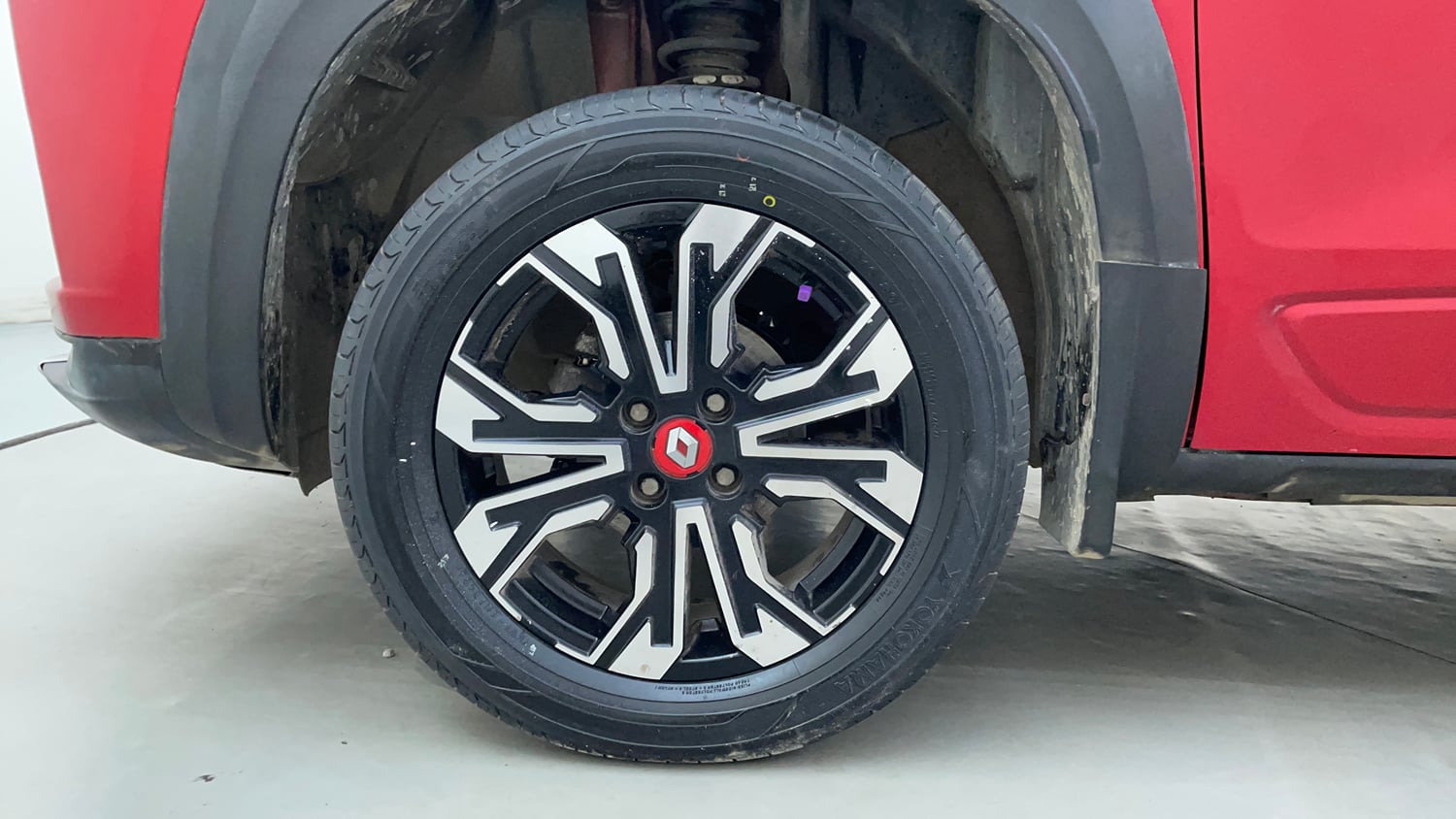 Used 2022 Renault Kiger RXZ 1.0 Turbo MT Dual Tone Petrol Manual tyres LEFT FRONT TYRE RIM VIEW
