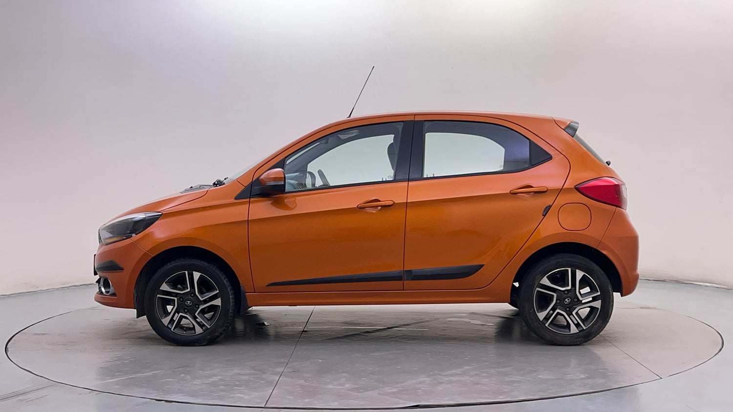 Used 2019 Tata Tiago Revotron XZ Plus Petrol Manual exterior LEFT SIDE VIEW