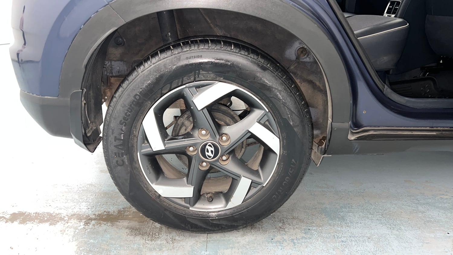 Used 2020 Hyundai Venue SX 1.4 CRDi Dual Tone Diesel Manual tyres RIGHT REAR TYRE RIM VIEW