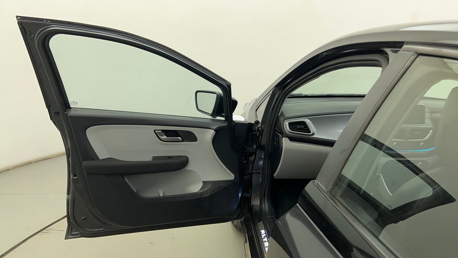 Used 2020 Tata Altroz XZ Petrol Petrol Manual interior LEFT FRONT DOOR OPEN VIEW
