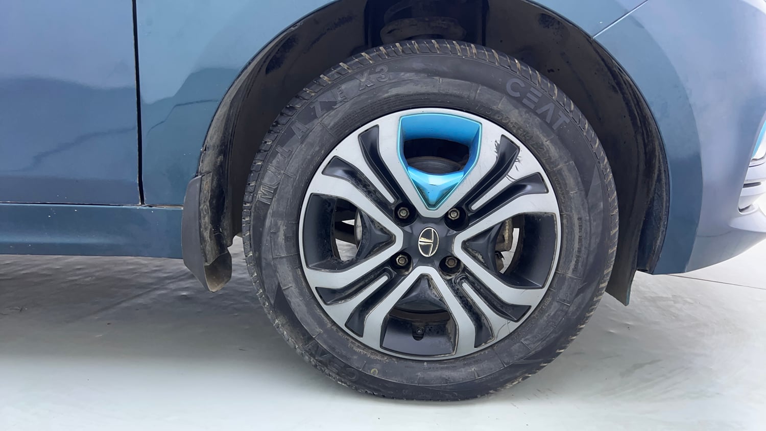 Used 2022 Tata Tigor EV XZ Plus Electric Automatic tyres RIGHT FRONT TYRE RIM VIEW