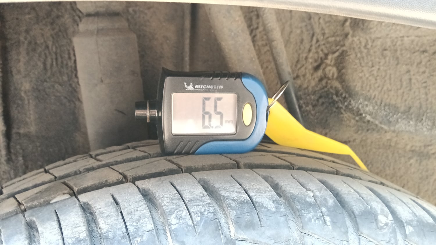 Used 2023 Renault Kwid RXT 1.0 AMT Petrol Automatic tyres RIGHT REAR TYRE TREAD VIEW