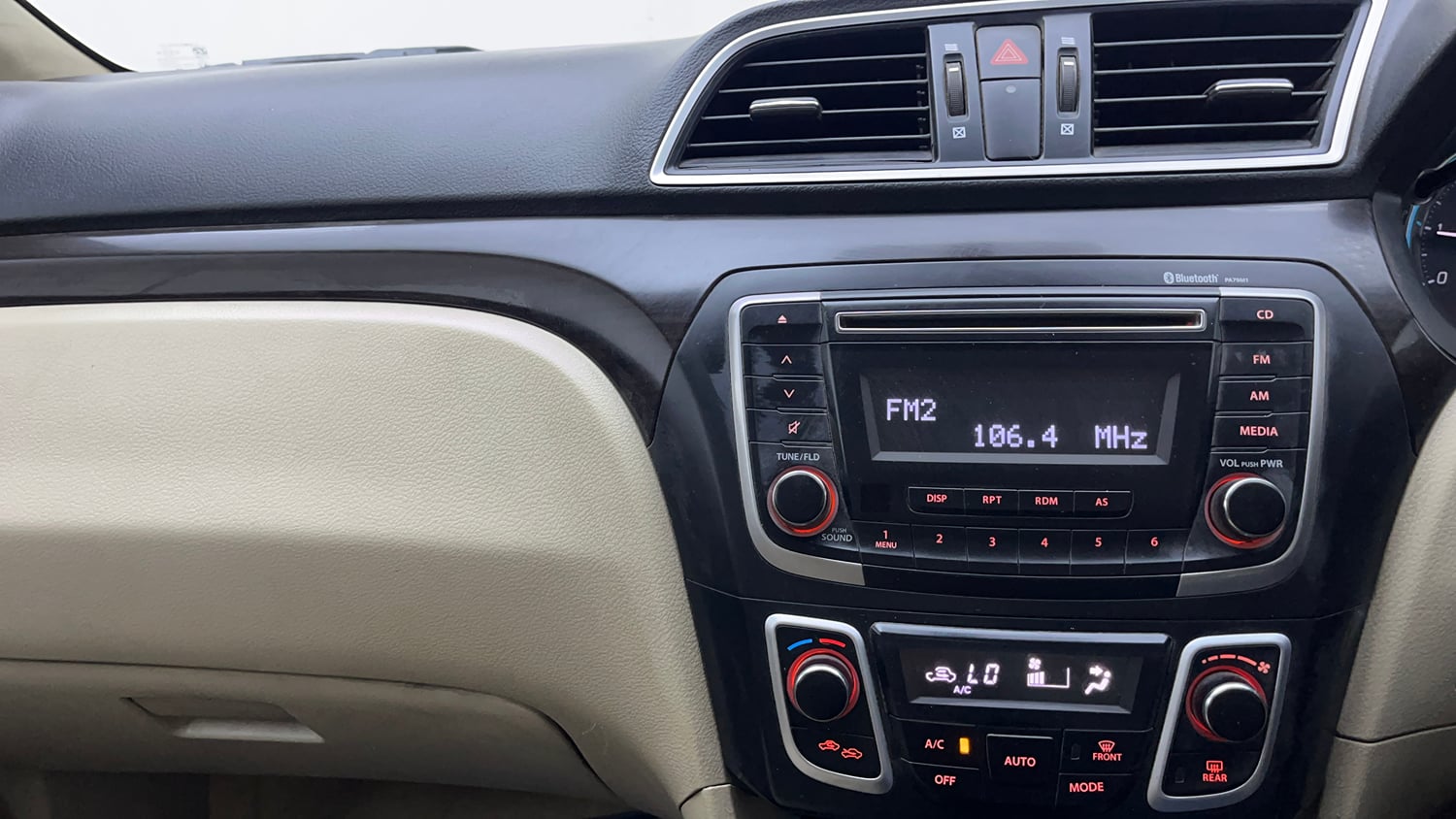 Used 2018 Maruti Suzuki Ciaz Delta 1.3 Hybrid Diesel Manual interior MUSIC SYSTEM & AC CONTROL VIEW