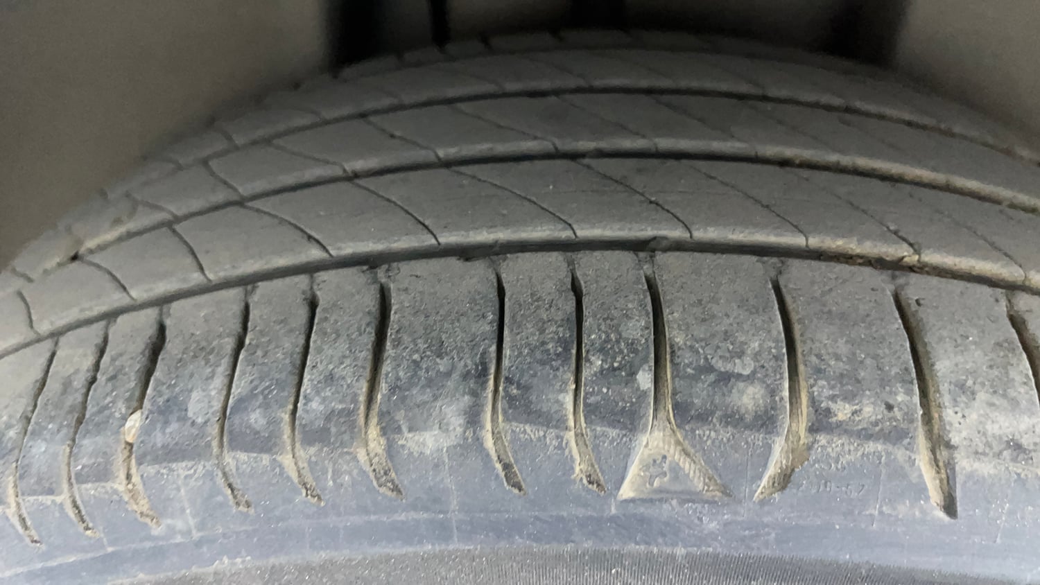 Used 2022 Volkswagen Taigun Topline 1.0 TSI AT Petrol Automatic tyres RIGHT REAR TYRE TREAD VIEW