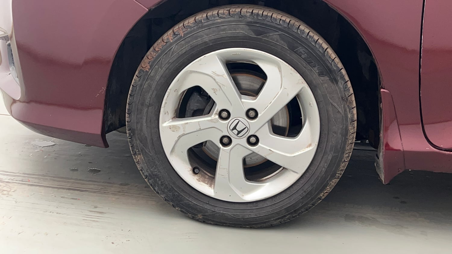 Used 2015 Honda City V Petrol Manual tyres LEFT FRONT TYRE RIM VIEW