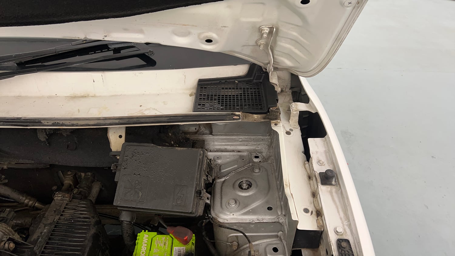 Used 2018 Renault Kwid RXT Petrol Manual engine ENGINE LEFT SIDE HINGE & APRON VIEW