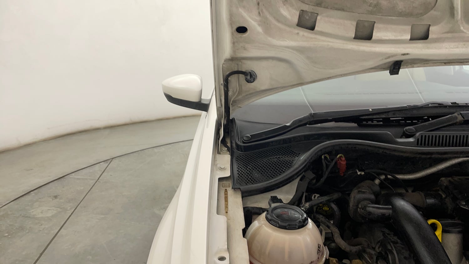Used 2019 Volkswagen Ameo Trendline 1.0L (P) Petrol Manual engine ENGINE RIGHT SIDE HINGE & APRON VIEW