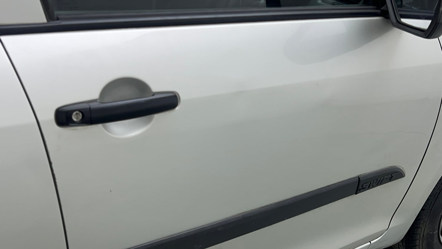 Used 2015 Maruti Suzuki Swift Lxi (O) Petrol Manual dents MINOR DENT