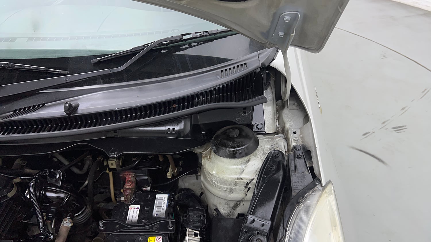 Used 2015 Maruti Suzuki Swift Lxi (O) Petrol Manual engine ENGINE LEFT SIDE HINGE & APRON VIEW