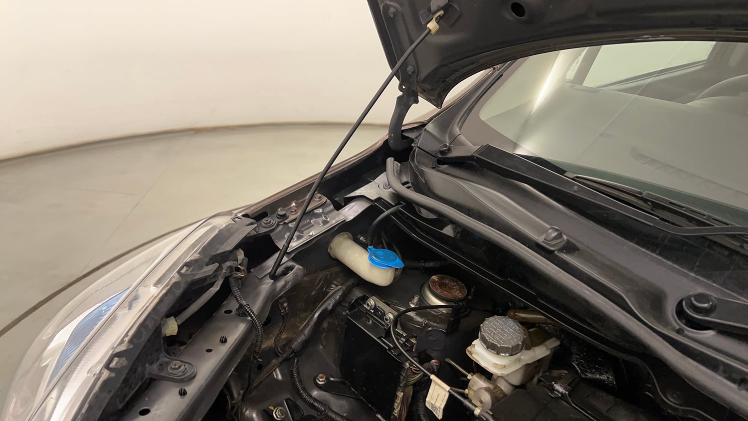 Used 2018 Maruti Suzuki Wagon R LXI CNG (O) Cng Manual engine ENGINE RIGHT SIDE HINGE & APRON VIEW