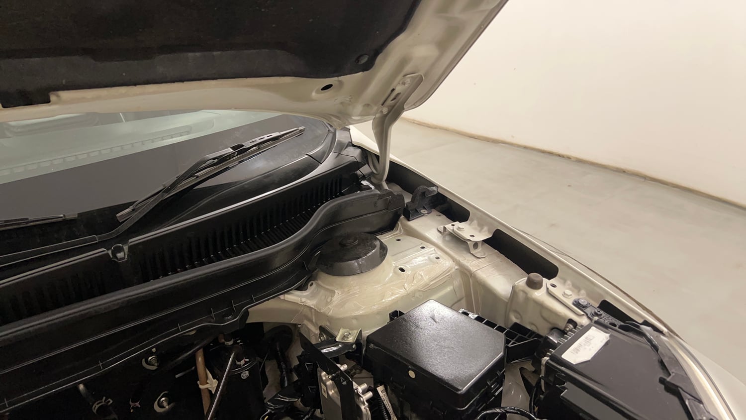 Used 2020 maruti-suzuki Vitara Brezza VXi Petrol Manual engine ENGINE LEFT SIDE HINGE & APRON VIEW