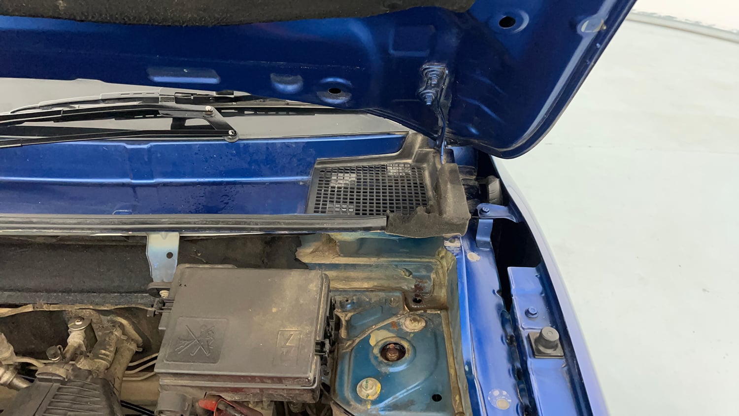Used 2022 Renault Kwid CLIMBER 1.0 (O) Petrol Manual engine ENGINE LEFT SIDE HINGE & APRON VIEW