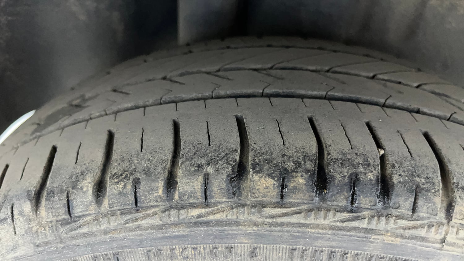Used 2014 Ford Figo Duratorq Diesel Titanium 1.4 Diesel Manual tyres RIGHT REAR TYRE TREAD VIEW