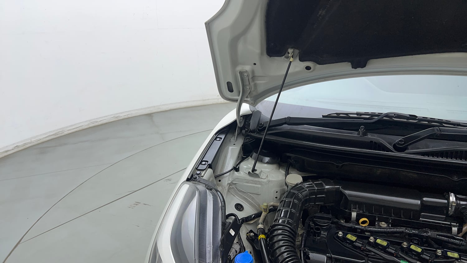 Used 2020 Maruti Suzuki Baleno Zeta Petrol Manual engine ENGINE RIGHT SIDE HINGE & APRON VIEW