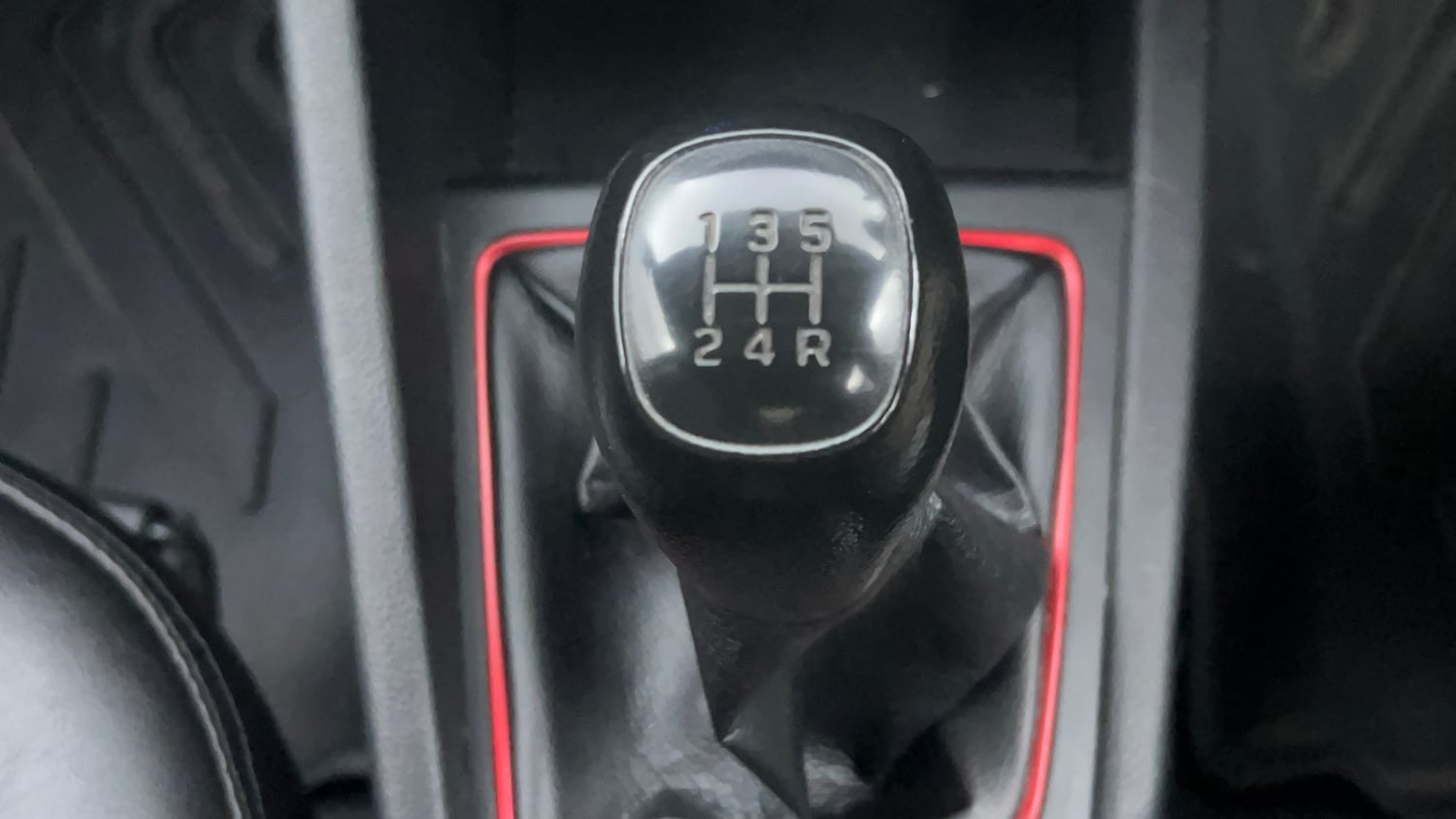 Used 2019 Hyundai Elite i20 Sportz Plus 1.2 Dual Tone Petrol Manual interior GEAR  KNOB VIEW