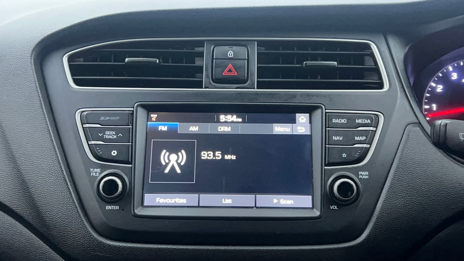 Used 2019 Hyundai Elite i20 Sportz Plus 1.2 Dual Tone Petrol Manual top_features Touch screen infotainment system