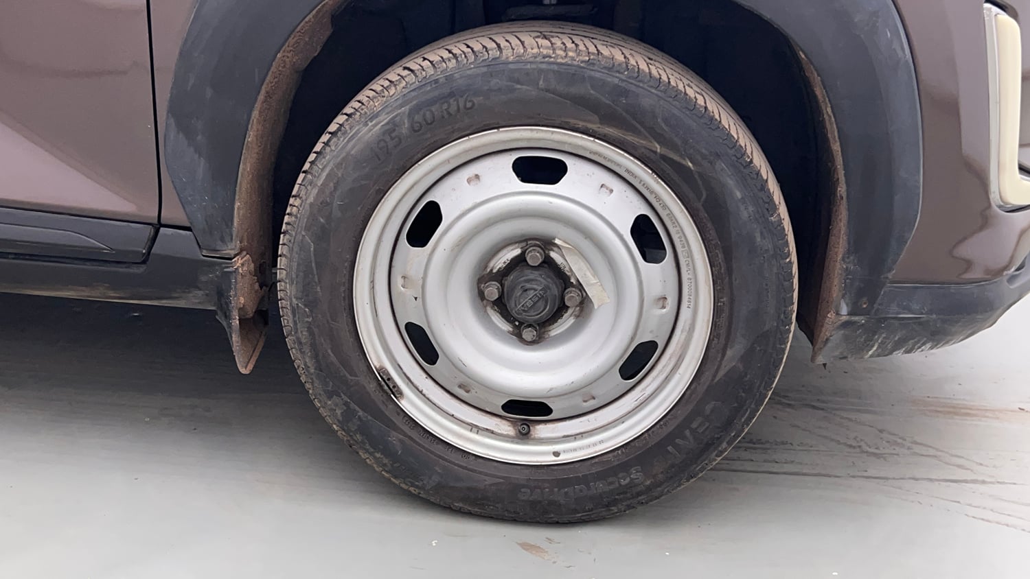 Used 2023 Nissan Magnite XE Petrol Manual tyres RIGHT FRONT TYRE RIM VIEW