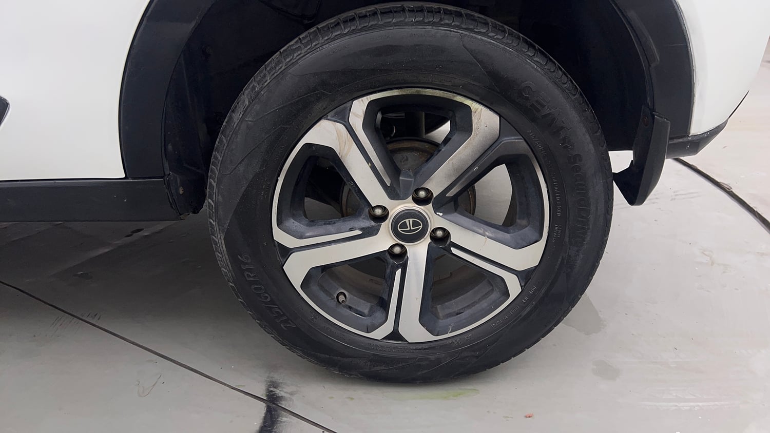 Used 2022 Tata Nexon XZ Plus (O) Petrol Manual tyres LEFT REAR TYRE RIM VIEW