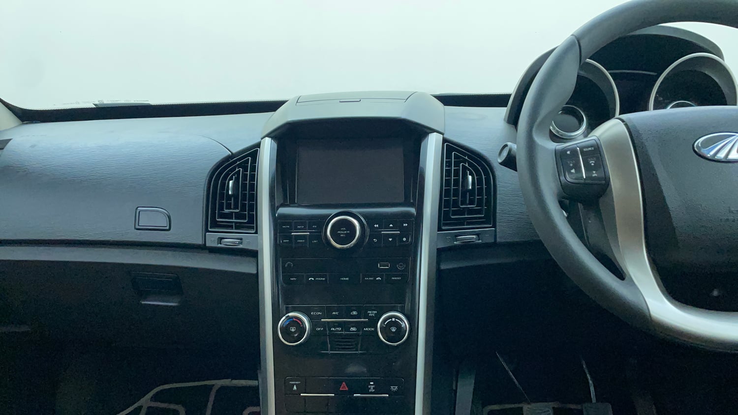 Used 2018 Mahindra XUV500 W7 Diesel Manual interior MUSIC SYSTEM & AC CONTROL VIEW
