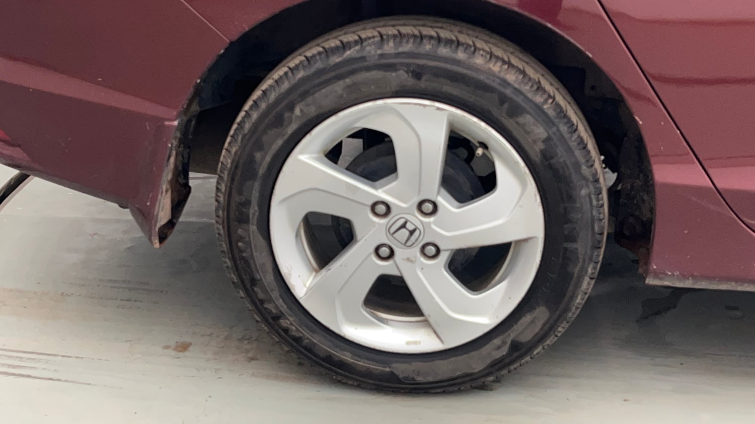 Used 2015 Honda City V Petrol Manual tyres RIGHT REAR TYRE RIM VIEW