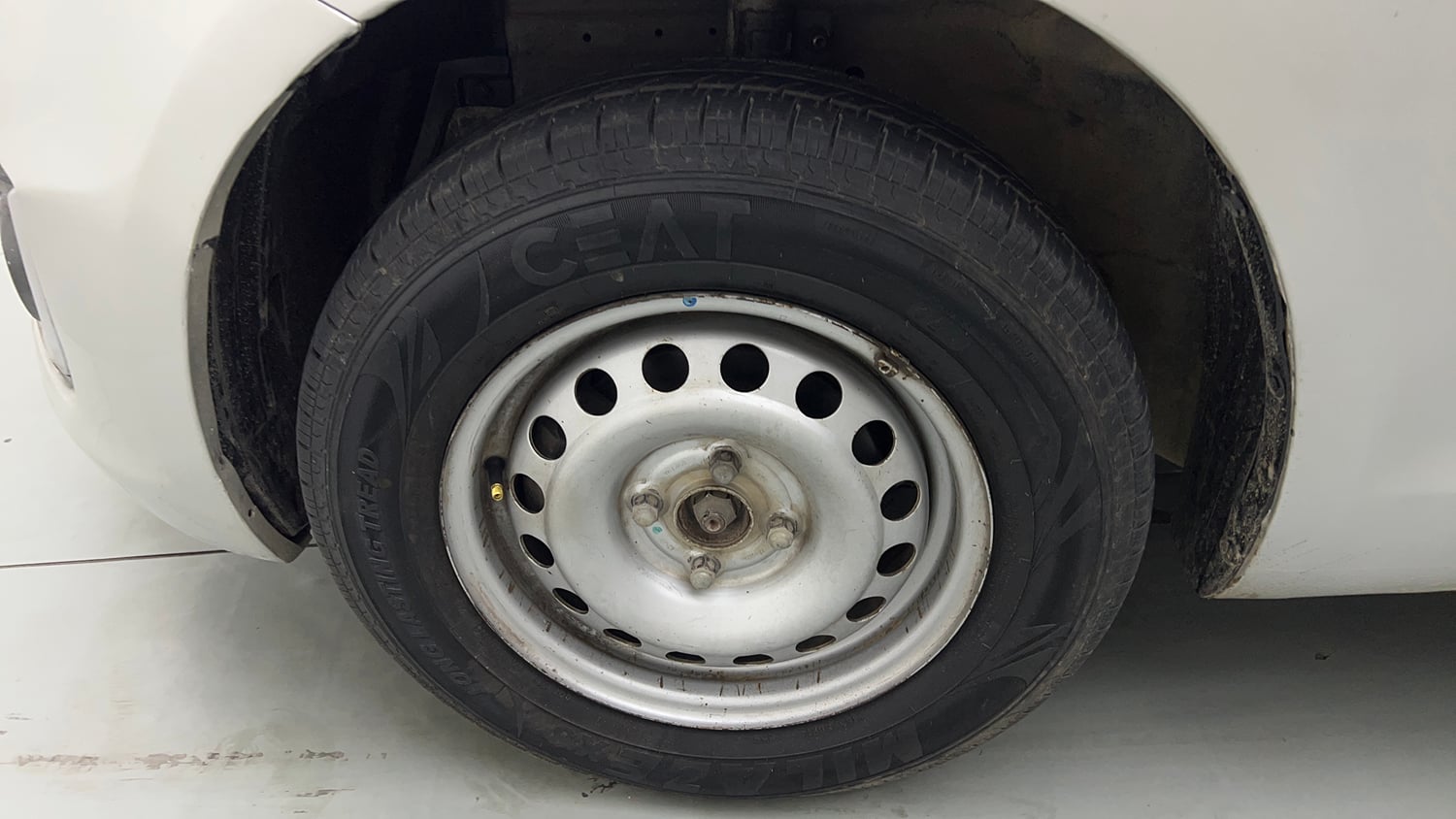 Used 2017 Maruti Suzuki Swift Lxi (O) Petrol Manual tyres LEFT FRONT TYRE RIM VIEW