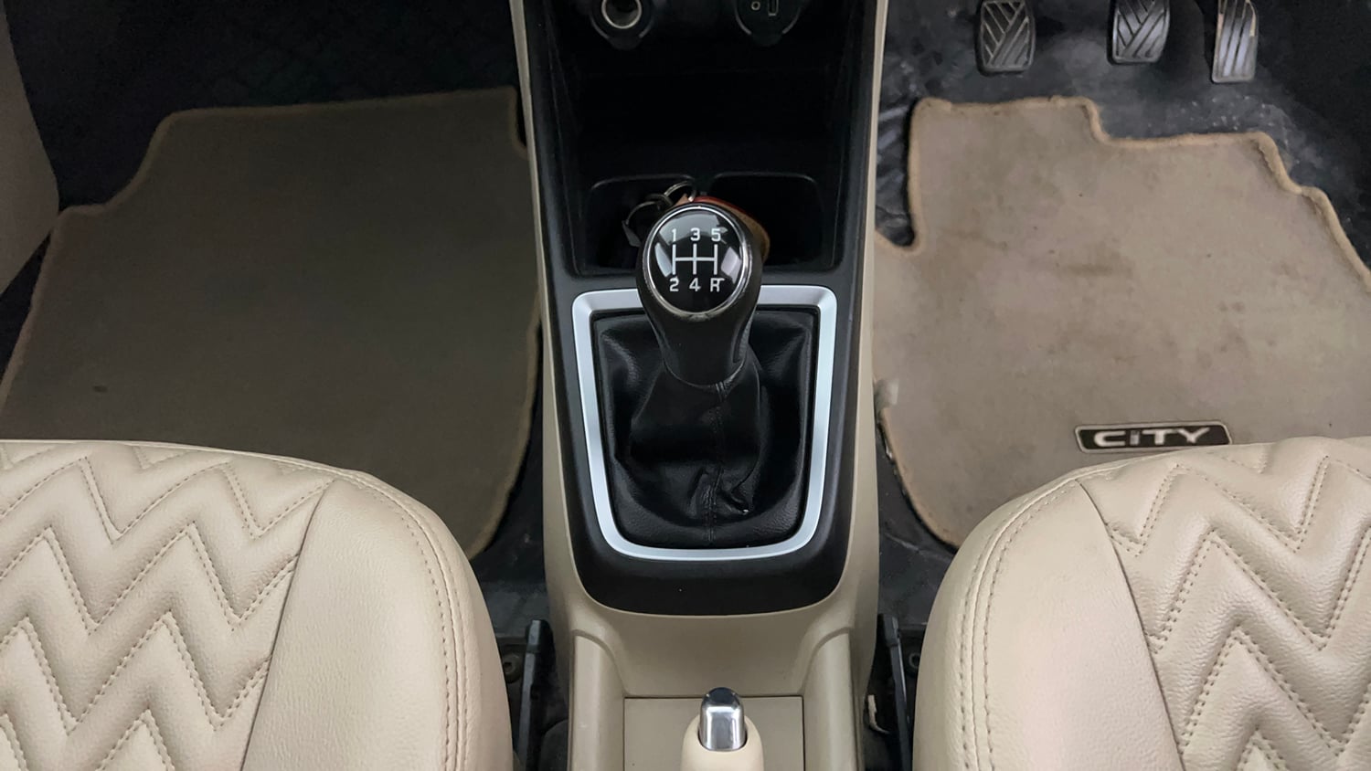Used 2020 Maruti Suzuki Dzire ZXi Petrol Manual interior GEAR  KNOB VIEW