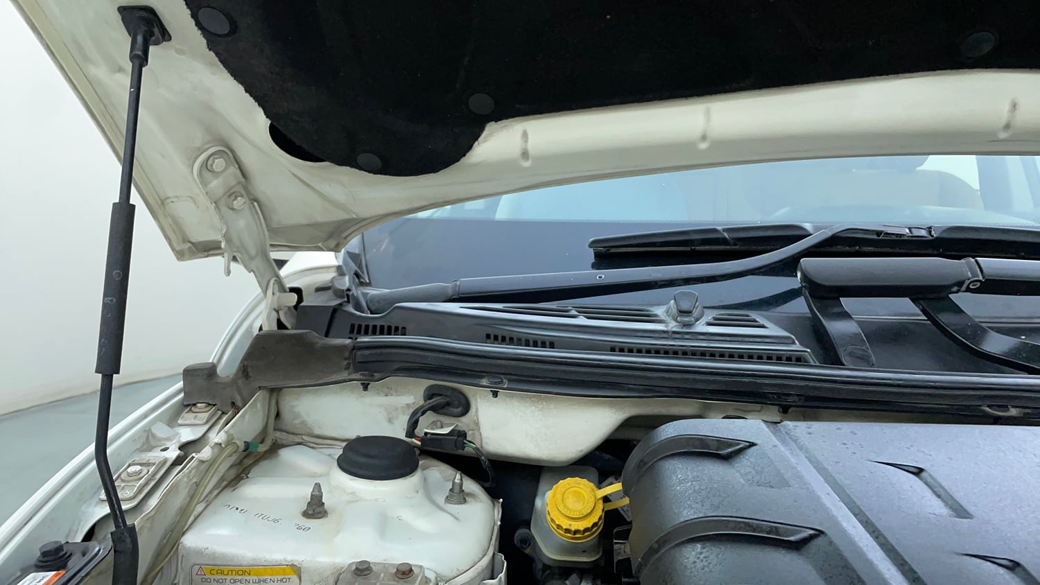 Used 2018 Mahindra XUV500 W7 Diesel Manual engine ENGINE RIGHT SIDE HINGE & APRON VIEW