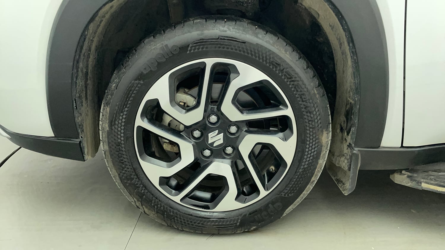Used 2024 Maruti Suzuki Invicto Alpha Plus 7 STR Hybrid Automatic tyres LEFT FRONT TYRE RIM VIEW