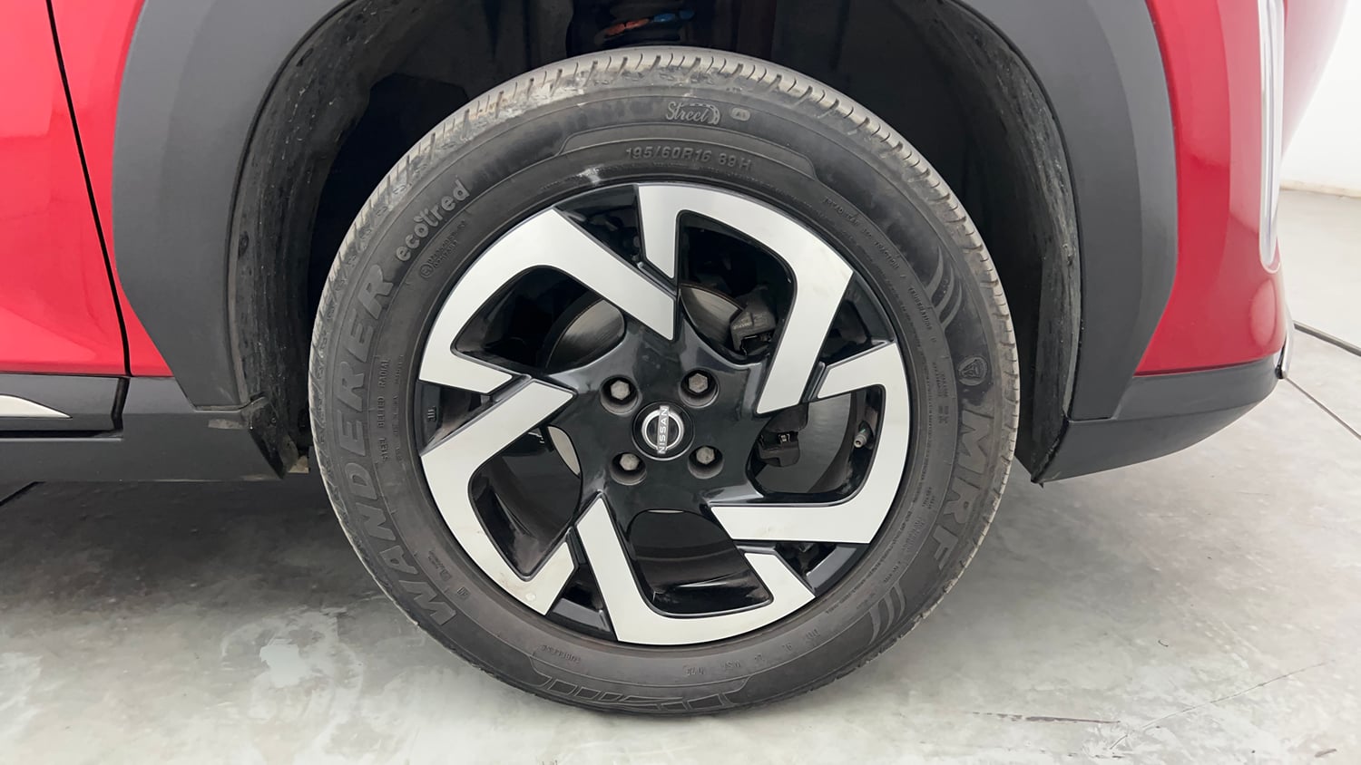 Used 2023 Nissan Magnite XV Turbo CVT Petrol Automatic tyres RIGHT FRONT TYRE RIM VIEW