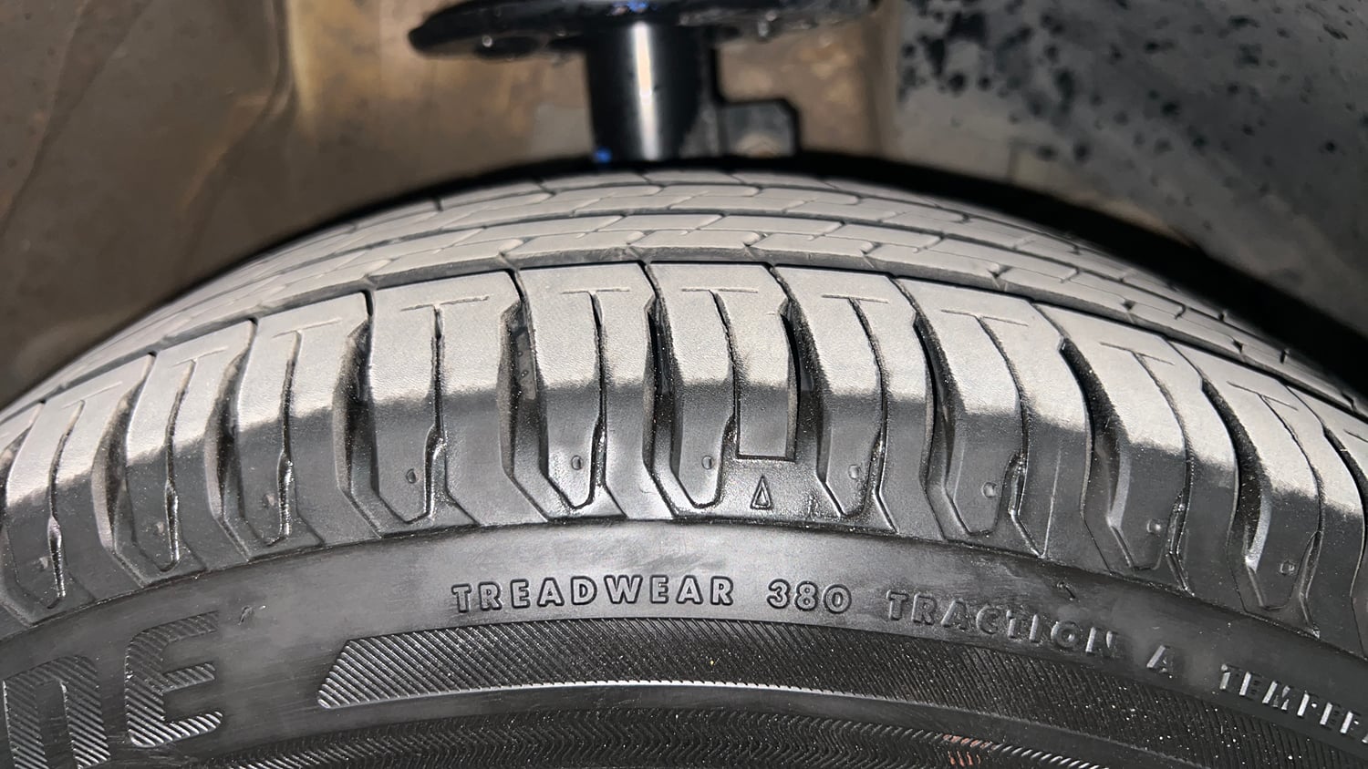 Used 2018 Maruti Suzuki Swift ZXi AMT Petrol Automatic tyres RIGHT FRONT TYRE TREAD VIEW