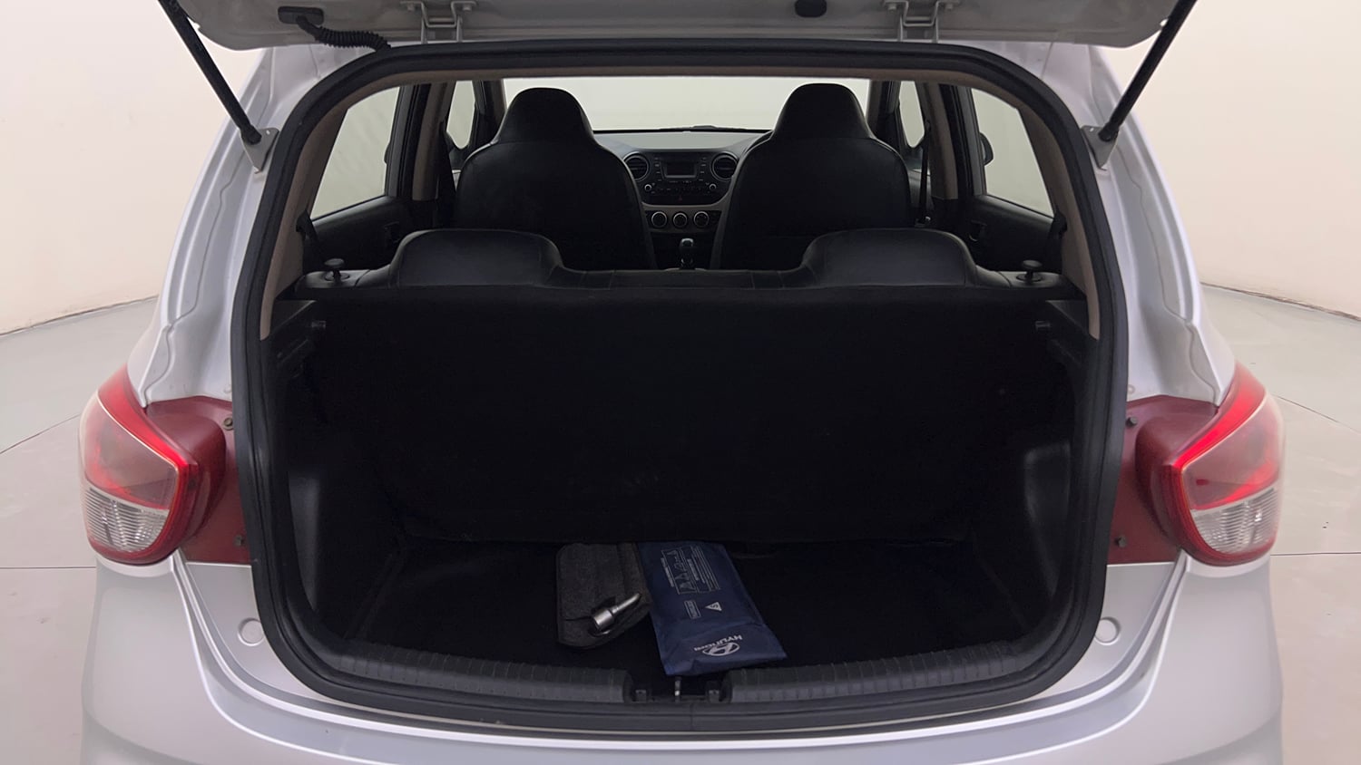 Used 2018 Hyundai Grand i10 Magna 1.2 Kappa VTVT Petrol Manual interior DICKY INSIDE VIEW
