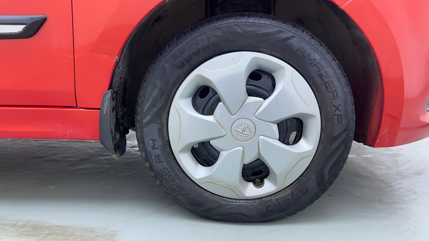 Used 2021 Tata Tiago XT Petrol Manual tyres RIGHT FRONT TYRE RIM VIEW