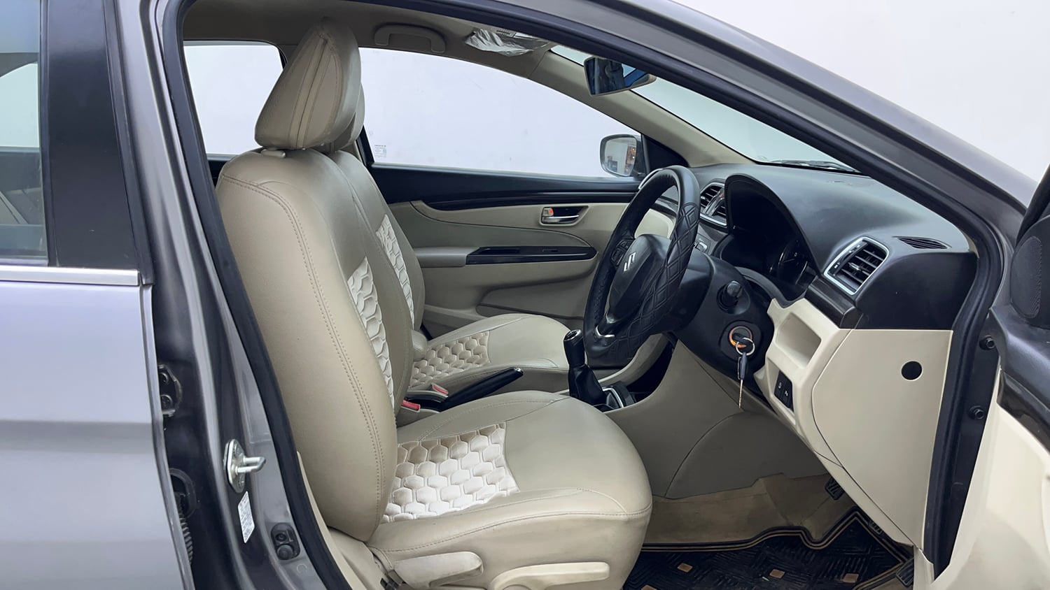 Used 2018 Maruti Suzuki Ciaz Delta 1.3 Hybrid Diesel Manual interior RIGHT SIDE FRONT DOOR CABIN VIEW