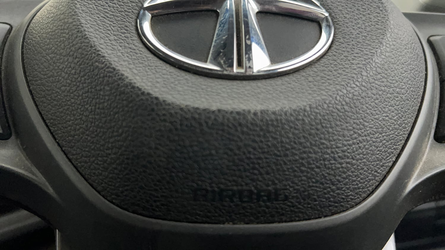 Used 2020 Tata Altroz XZ Petrol Petrol Manual top_features Airbags