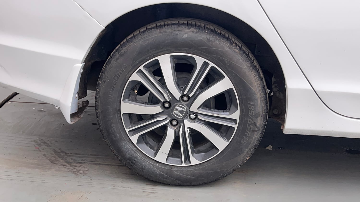 Used 2018 Honda City V CVT Petrol Petrol Automatic tyres RIGHT REAR TYRE RIM VIEW