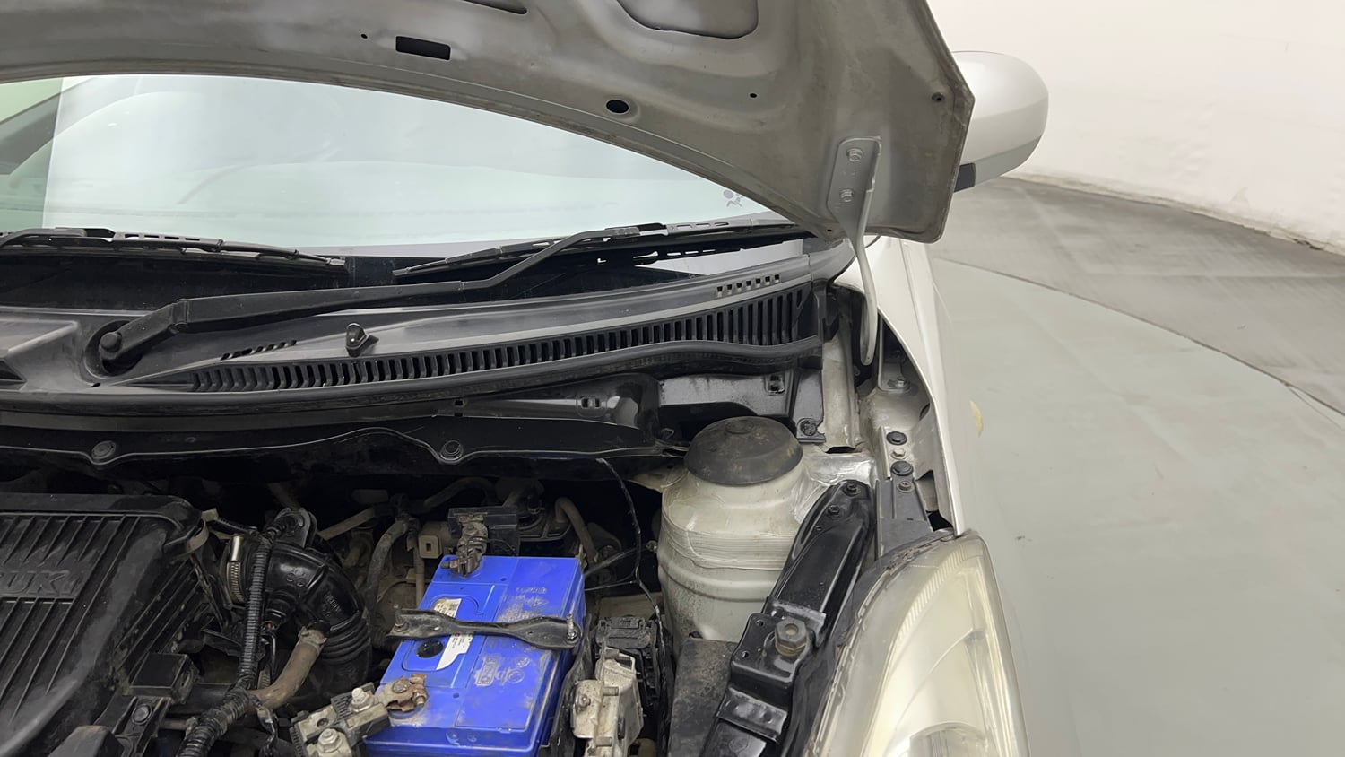 Used 2017 Maruti Suzuki Swift Lxi (O) Petrol Manual engine ENGINE LEFT SIDE HINGE & APRON VIEW