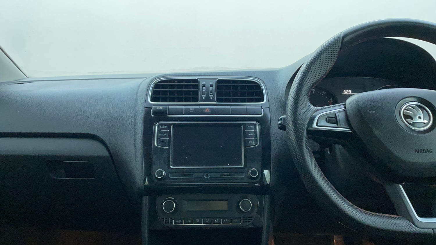 Used 2018 Skoda Rapid Style 1.6 MPI AT Petrol Automatic interior MUSIC SYSTEM & AC CONTROL VIEW