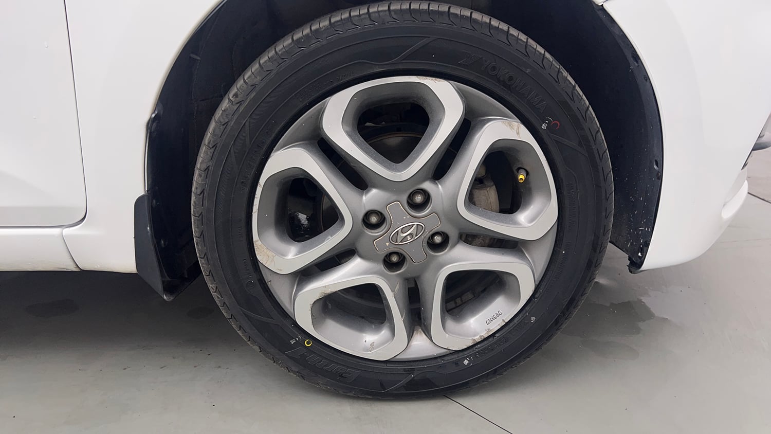 Used 2019 Hyundai Elite i20 Sportz Plus 1.2 Dual Tone Petrol Manual tyres RIGHT FRONT TYRE RIM VIEW