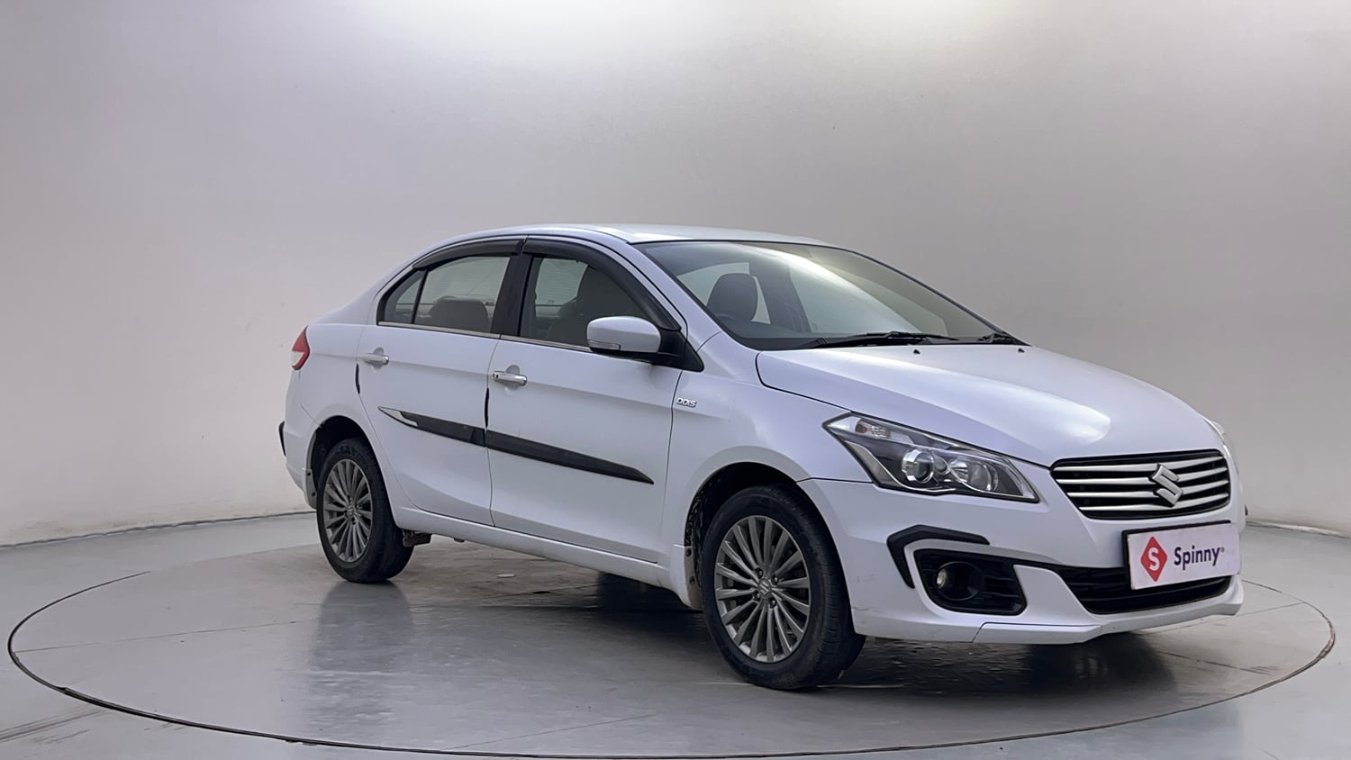 Used 2016 Maruti Suzuki Ciaz ZDi+ SHVS Diesel Manual exterior RIGHT FRONT CORNER VIEW